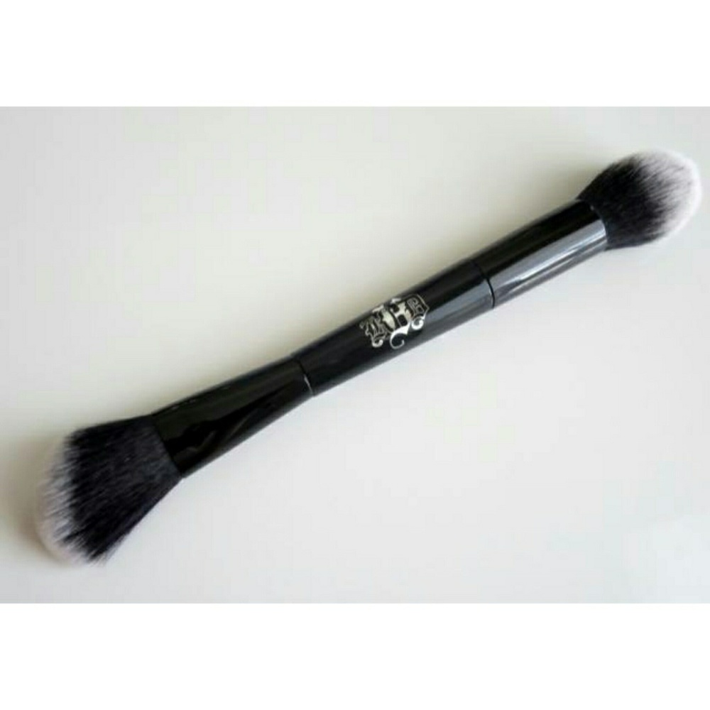 Kat Von D Shade + Light Face Contour Brush